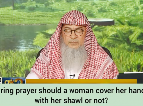 During prayer should a woman put her hands under her Shawl Scarf & cover them or not
