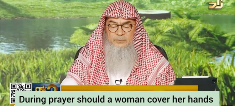 During prayer should a woman put her hands under her Shawl Scarf & cover them or not