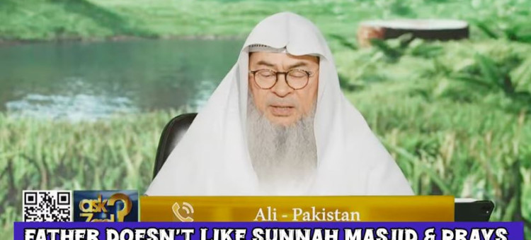 Father doesn't like Ahle hadees masjid (sunnah) & prays in a Barelvi one, what to do