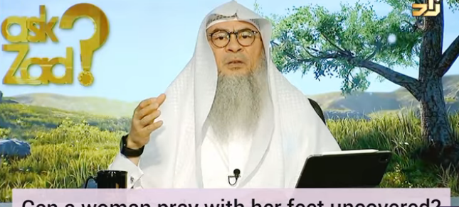 Can a woman pray with her feet uncovered?